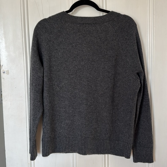 GAP V-Neck Sweater - Picture 2 of 2